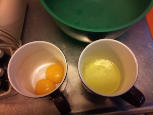 Del eggene så du har eggehviter og eggeguler hver for seg.  