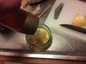 Hell på honning. Du kan enten bruke flytende honning eller tykk vanlig honning på glass men da måden varmes akkurat nok til å bli flytende. IKKE KOK DEN!