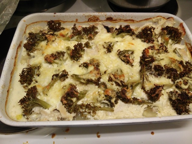 Legg til noen sopp i skiver, kyllingfilet strimlet, en blokk fetaost i terninger samt et stort broccolihode. Visp sammen et beger med creme fraiche med ønsket smak (jeg tok fetaost og soltørkede tomater) med noen skjeer rømme, en liten skvett fløte og litt vann, salt og pepper, og hell det over. Topp det med litt revet ost. Gratiner det en times tid under folie på 200 grader, og 20 minutter på 225 grader uten folie for grillskorpe og du er klar.